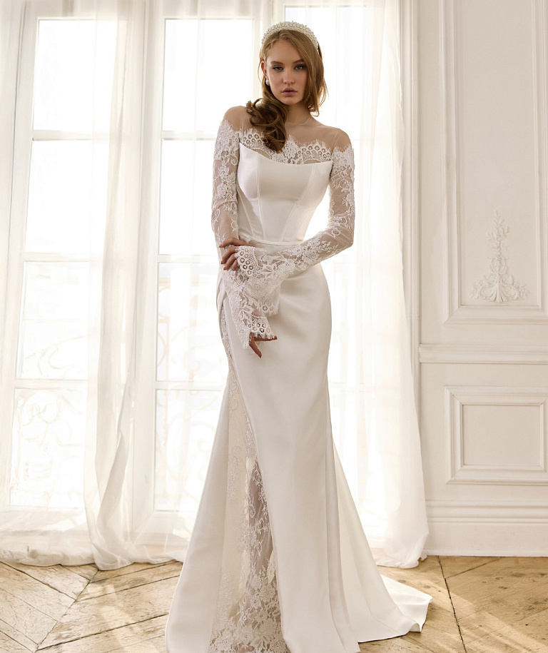 Атласное свадебное платье с кружевными элементами