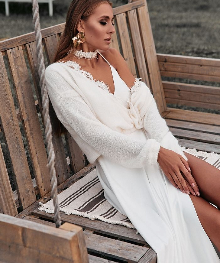 Молочный свитер с кружевом