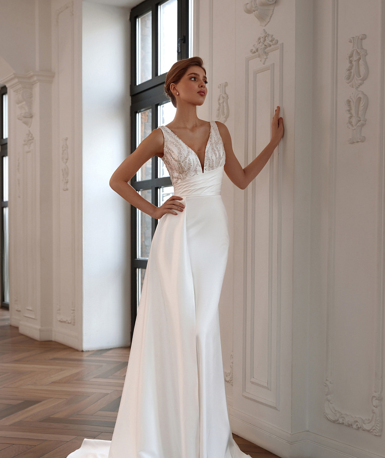 Свадебное платье русалка с атласной юбкой и блестящим верхом