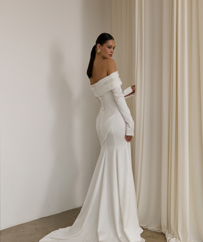 Атласное свадебное платье с рукавами и открытыми плечами