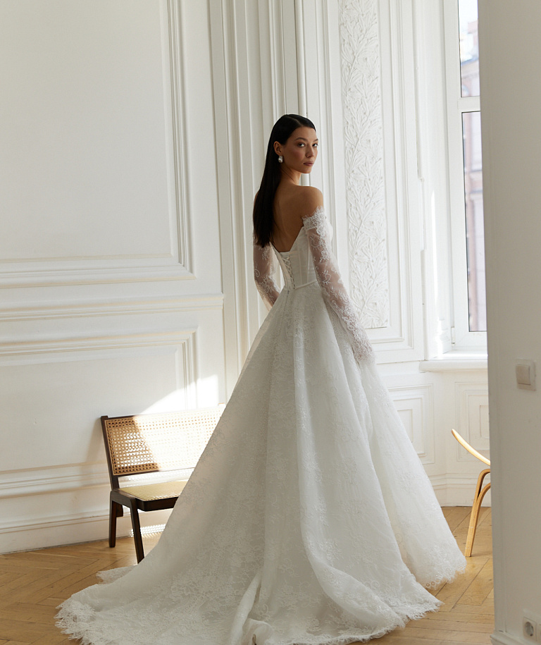 Кружевное свадебное платье с элементами атласа на корсете