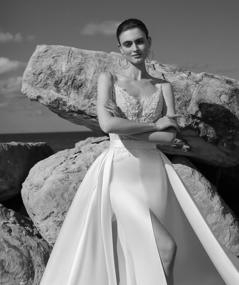 Сваденое платье рыбка с кружевным верхом на тонких бретелях