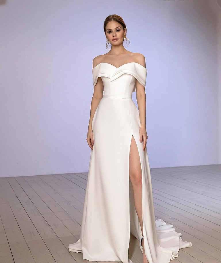 Элегантное свадебное платье с разрезом