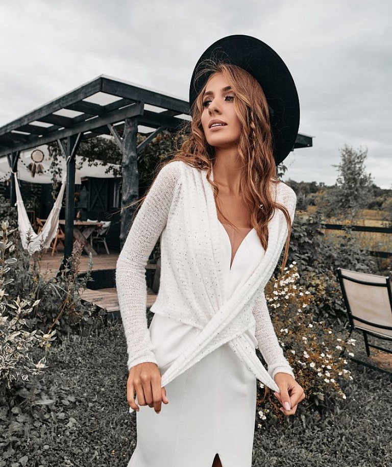 Белый свитер с пайетками