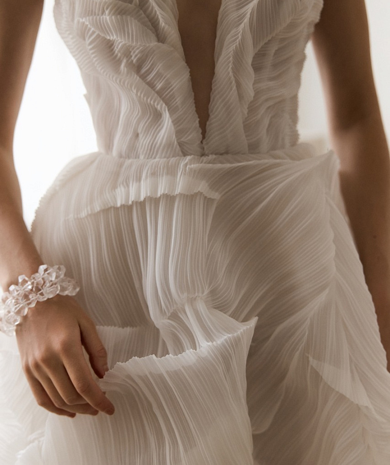 Стильное свадебное платье из дизайнерской ткани