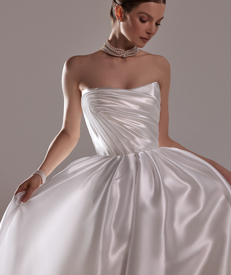 Свадебное платье из органзы с драпировкой на корсете