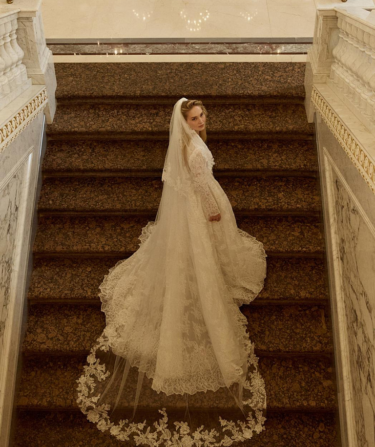 Закрытое кружевное свадебное платье cо шлейфом