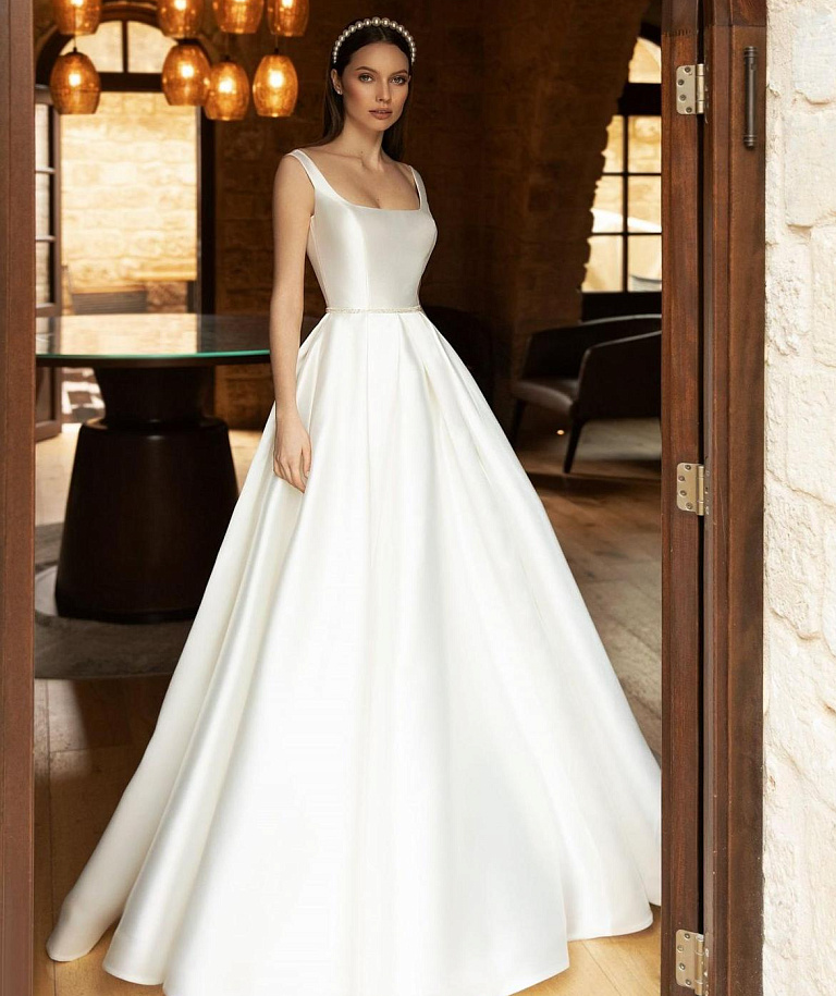 Атласное свадебное платье с открытой спиной