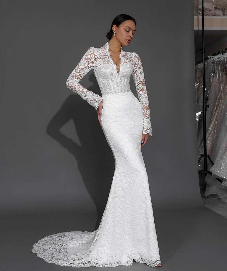 Белое кружевное свадебное платье с рукавами