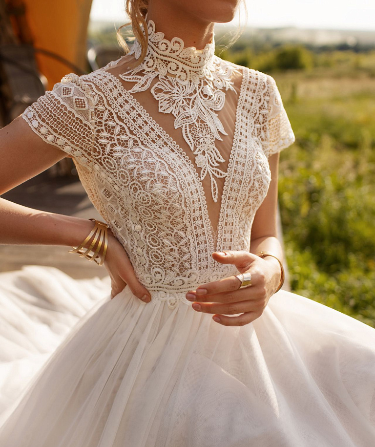Закрытое свадебное платье в стиле бохо