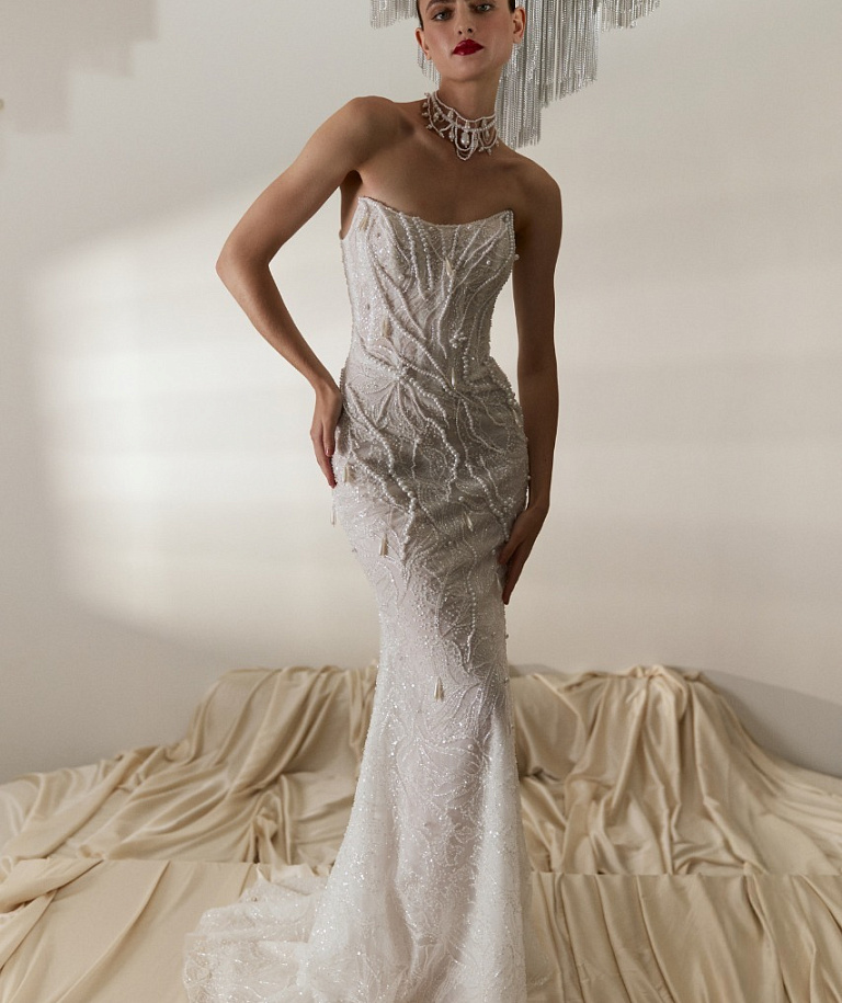 Свадебное платье-русалка из расшитого кружева и декором из жемчуга