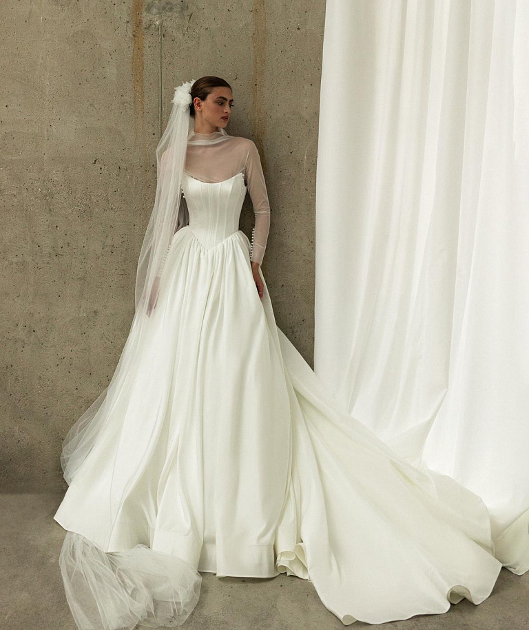 Классическое свадебное платье с прозрачным болеро