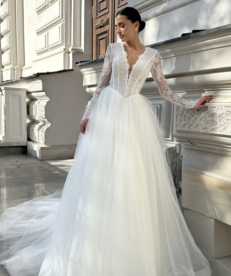 Свадебное платье с кружевными рукавами и V-вырезом