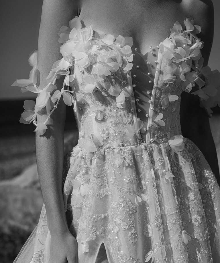 Сверкающее свадебное платье расшитое объемными цветами