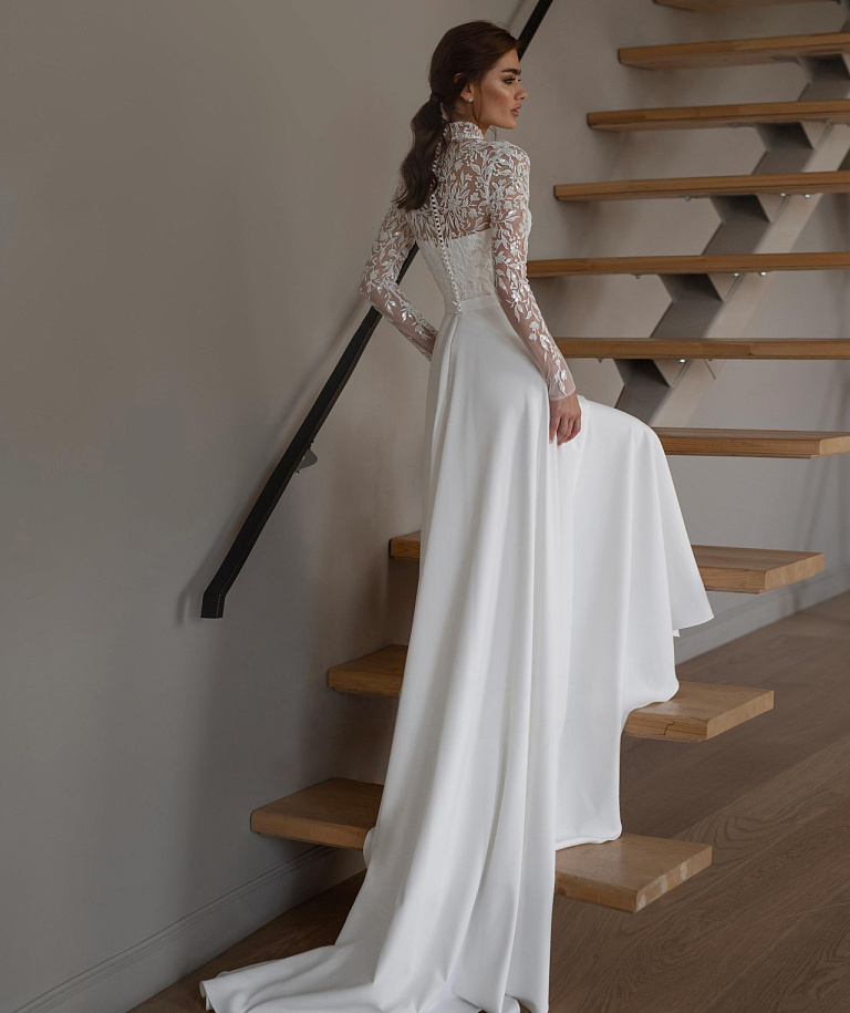 Свадебное платье с кружевными рукавами и шифоновой юбкой