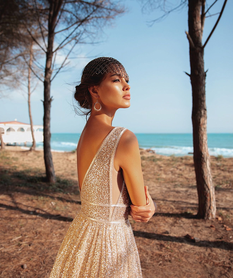 Блестящее золотое свадебное платье