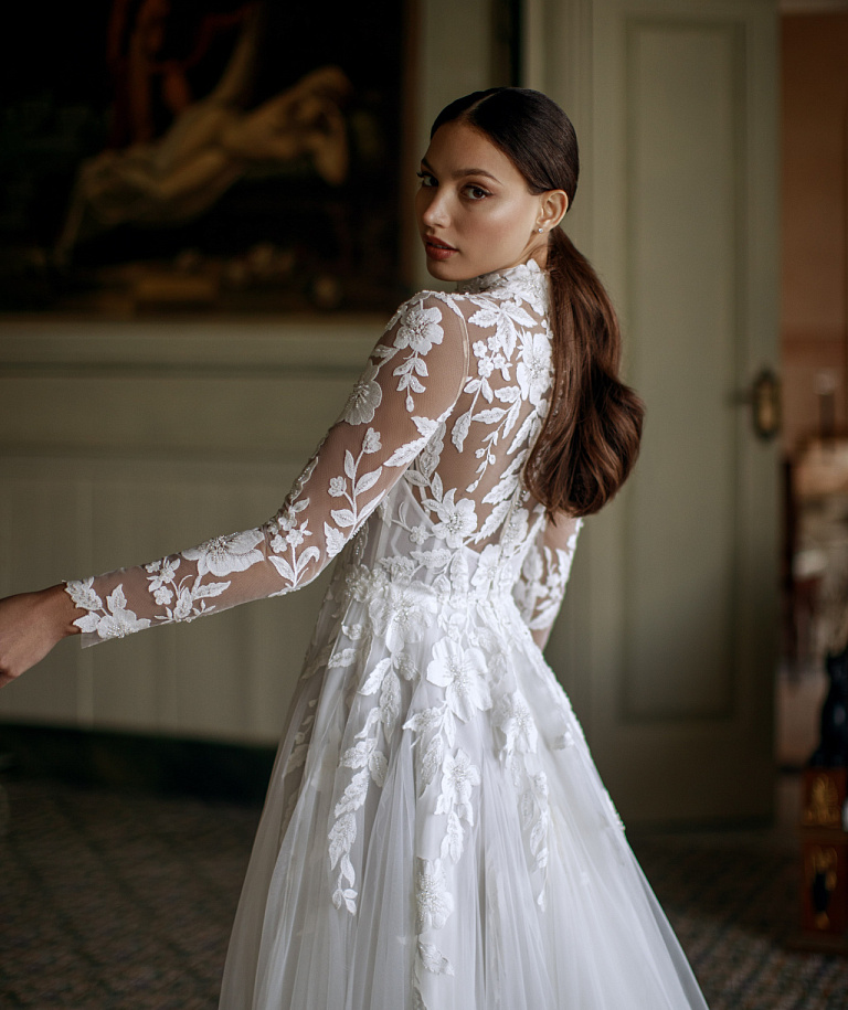 Кружевное свадебное платье с закрытым верхом