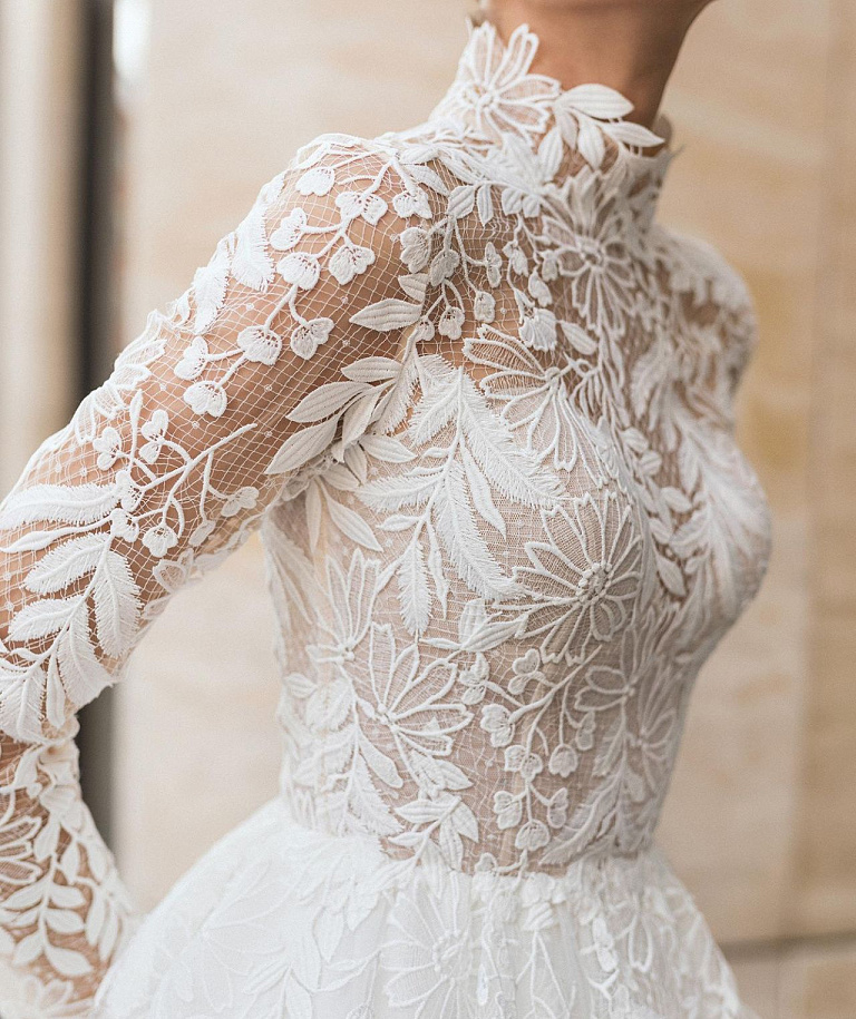 Свадебное платье с кружевным верхом и рукавами