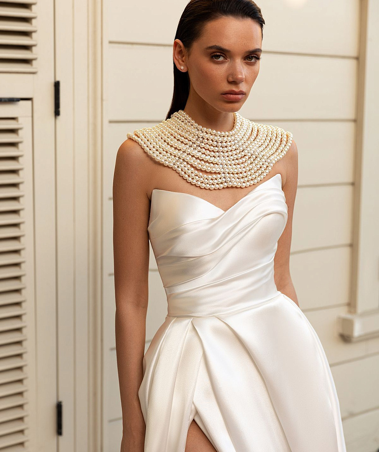 Атласное свадебное платье на корсете с разрезом