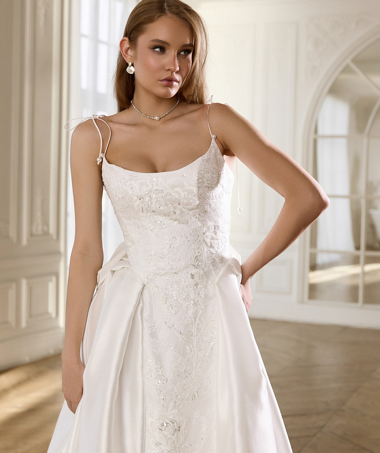 Свадебное платье выполненное из комбинации кружева и атласа