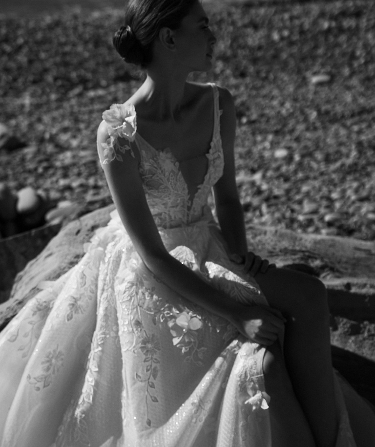 Кружевное свадебное платье с глубоким вырезом