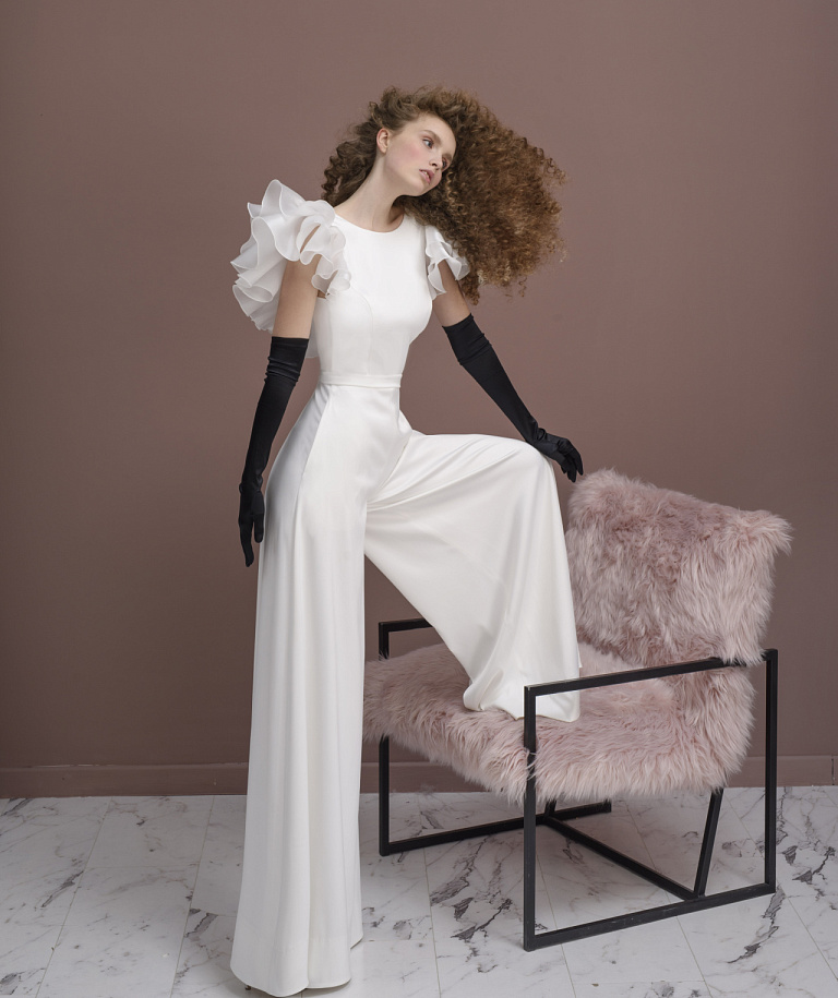 Свадебный комбинезон с рюшами