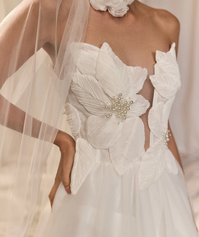 Эффектное свадебное платье с декором в виде цветов с жемчугом