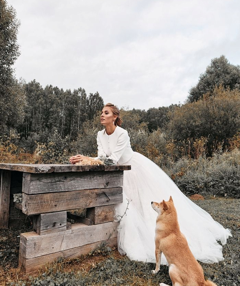 Белый жакет с длинным рукавом