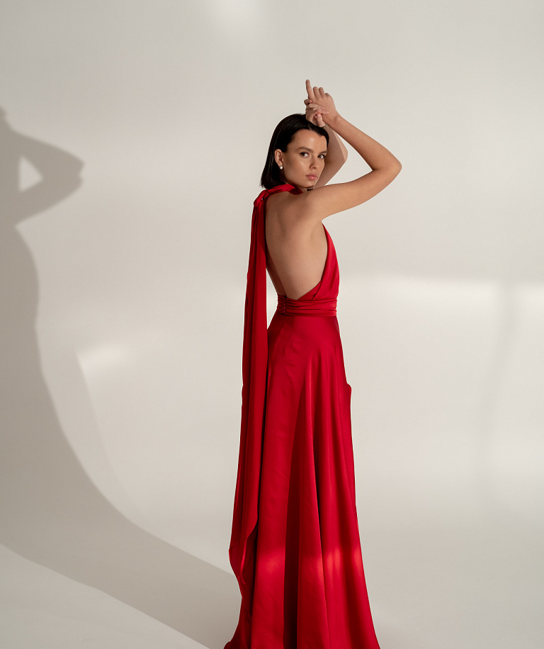 Шелковое вечернее платье рубинового цвета