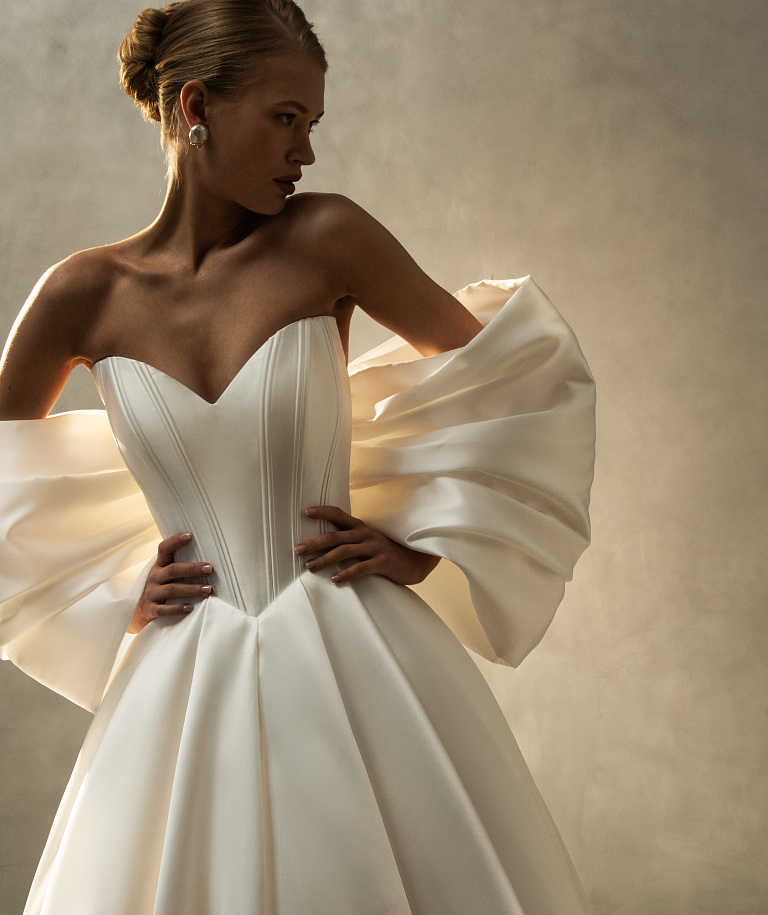 Атласное свадебное платье с объемным бантом