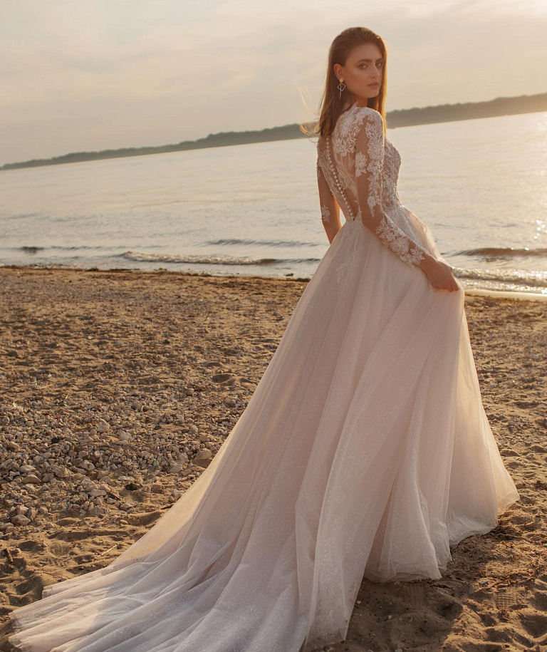 Легкое свадебное платье с прозрачными  рукавами