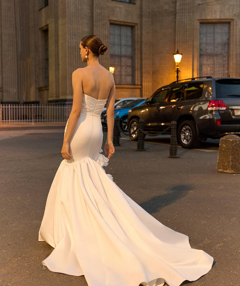 Роскошное свадебное платье русалкая с объемными цветами